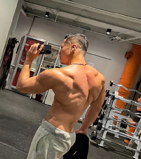 国内肌肉网红，手臂爆青筋，腹肌实力抢镜，男人如何增肌？