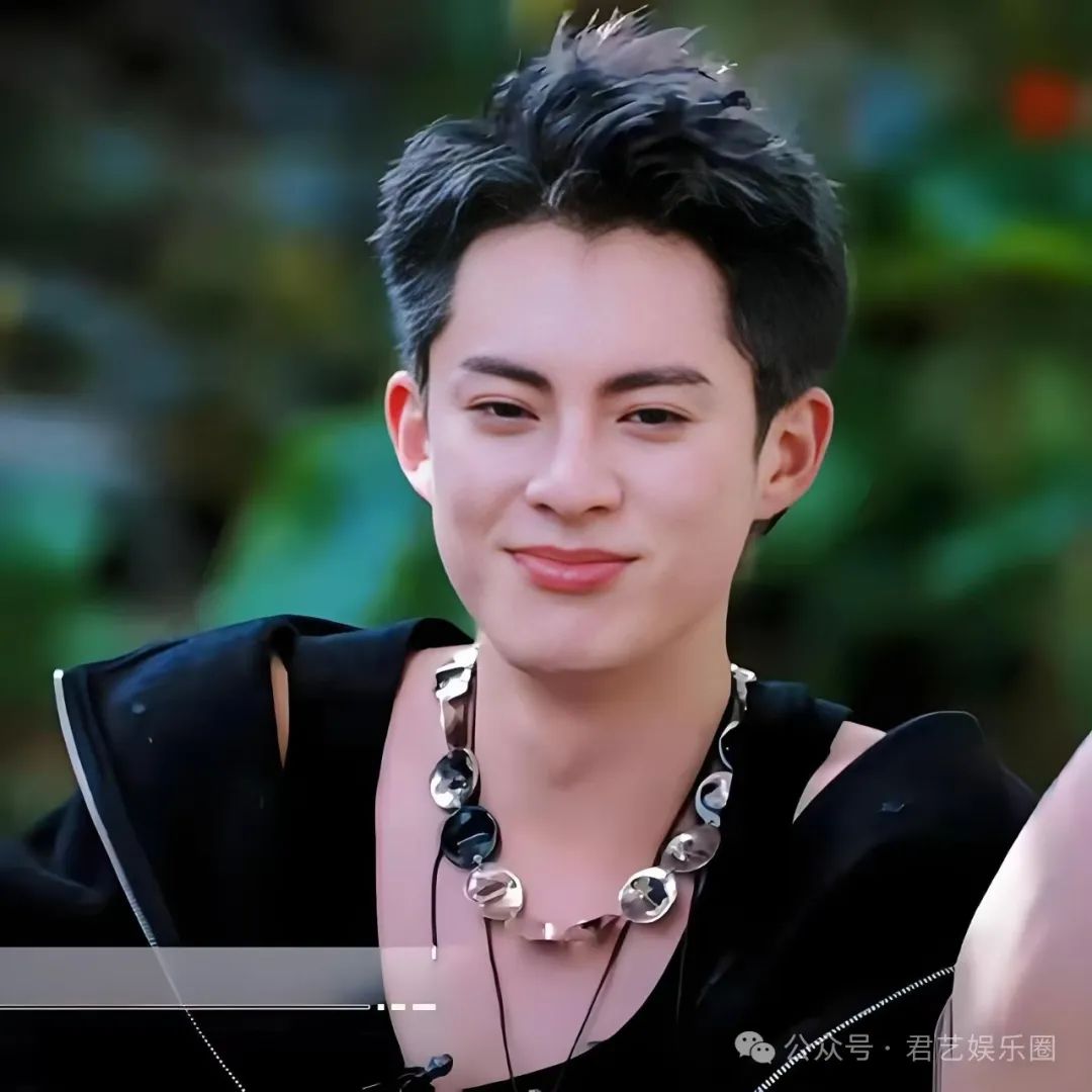 王鹤棣综艺“护嫂”引轰动，恋爱传闻持续发酵，又添新料，究竟咋回事？