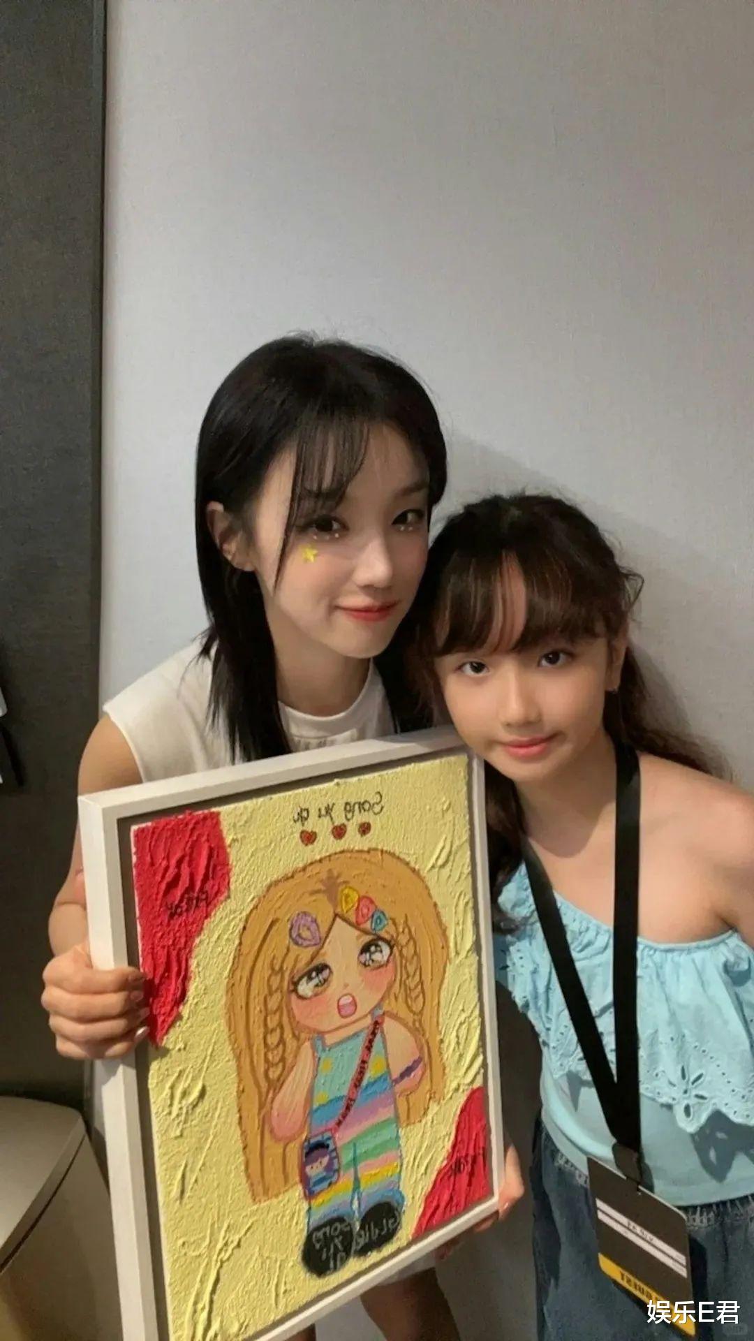 54岁洪欣冻龄神话破灭，生图双目无神现法令纹，被指撞脸乐易玲