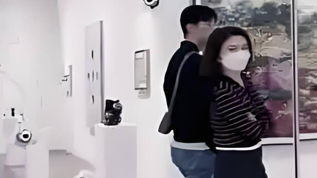 62岁关之琳被男模揽在怀里,女神风采依旧,比男模都好看