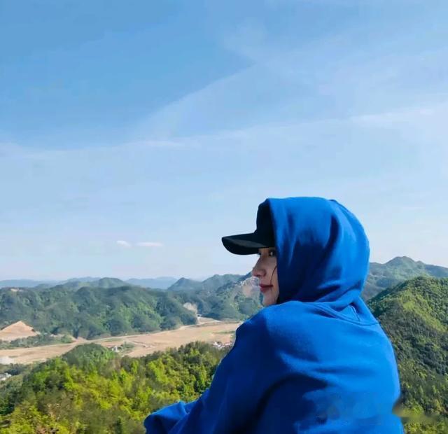 新疆维吾尔族的穆凯代斯，那种明媚大方、娇艳的美真的特别好看