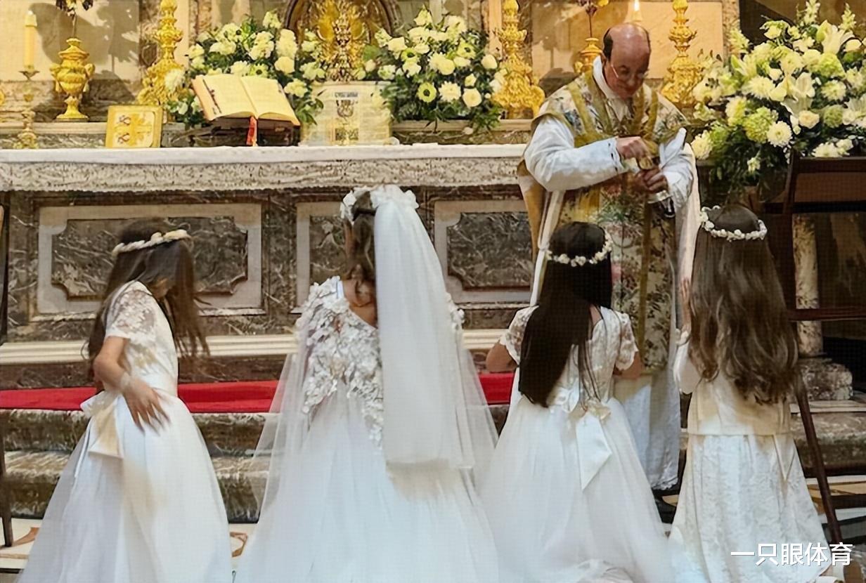 小法1家6口赴教堂，妻子风韵犹存！25岁继女裹抹胸裙，曲线傲人