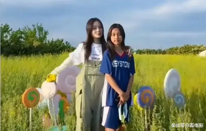 李小璐母女同框：肤色差距太大，一黑一白，网友：李小璐的好基因跑偏了！