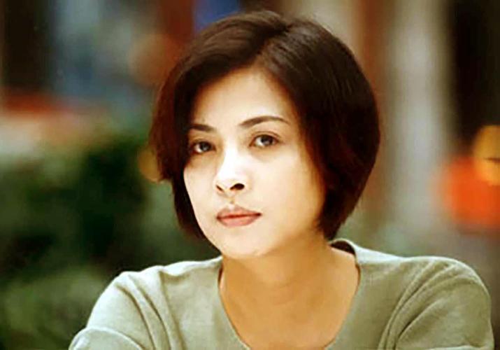 小时候觉得她老气,配不上陆毅,后来再没见过这么有气质的警花了