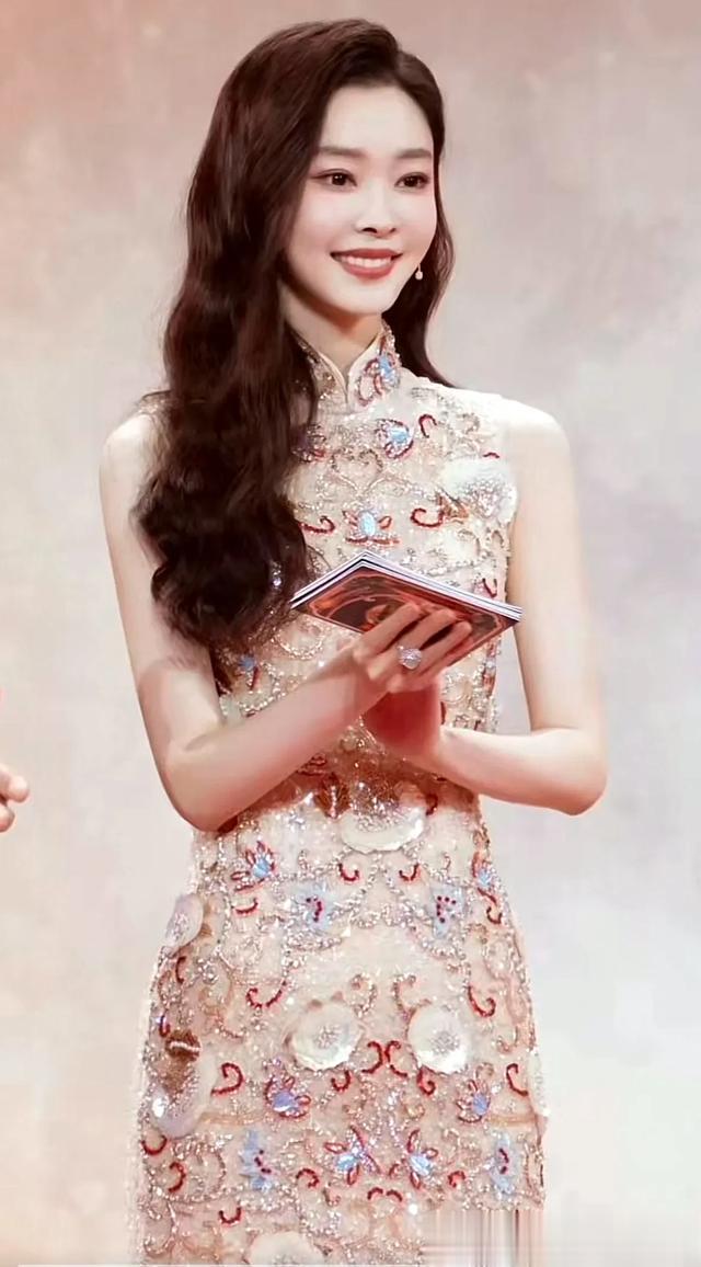 这夜被喜满中秋晚会惊艳，跨界主持宋轶温婉大气，王楚然珠圆玉润