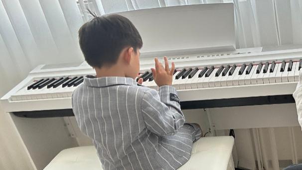 苏醒4岁儿子弹钢琴，小小苏穿西装头顶呆毛，从长相到肤色都随爸