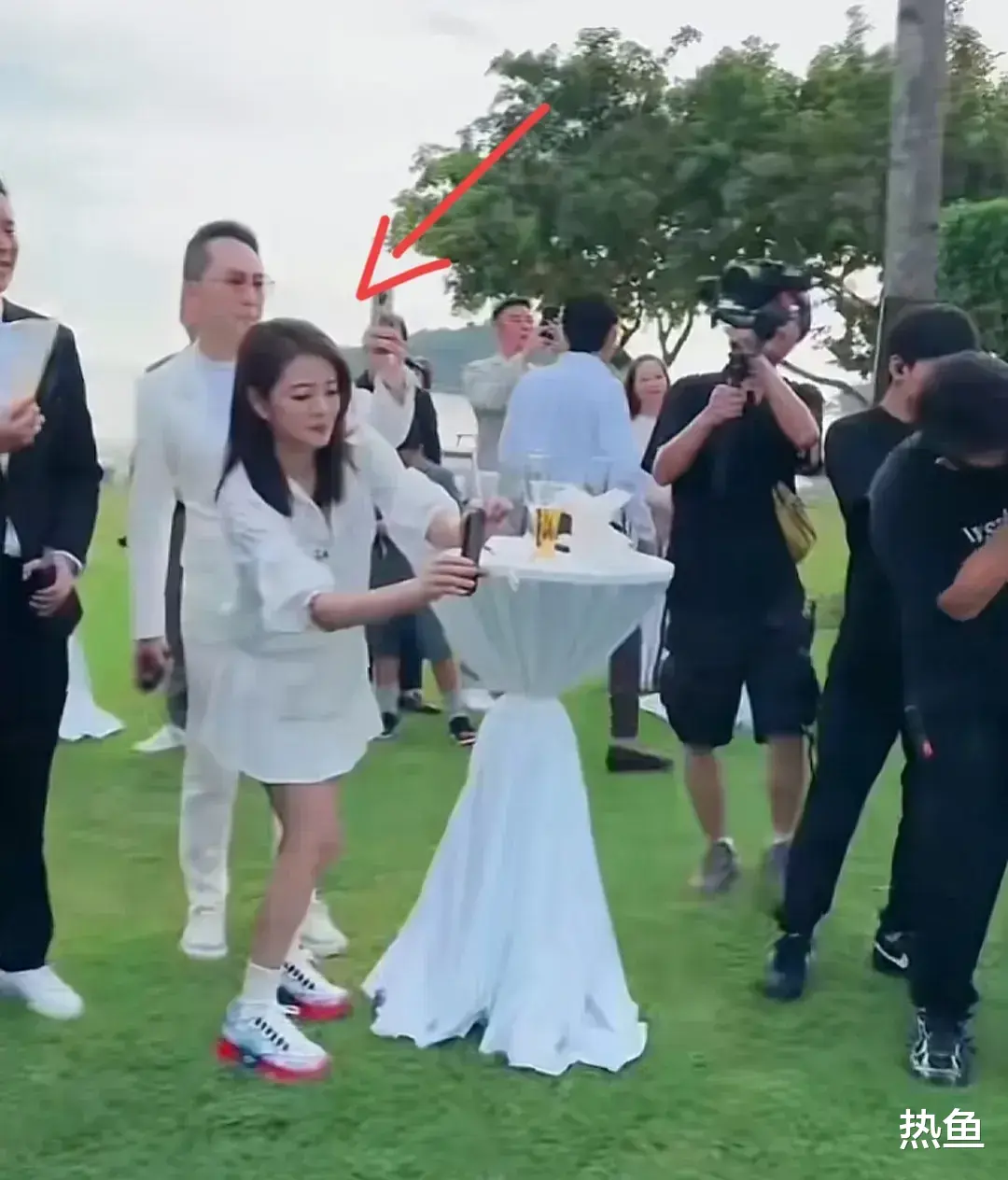 安以轩近照曝光,低调参加闺蜜陈乔恩婚礼,一身运动装状态很好