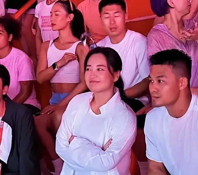 贾玲出席活动，看着圆润不少，幽默让网友p图。