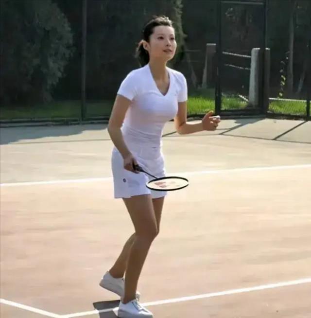盘点爱打羽毛球的女星:巩俐丰满,杨幂可爱,刘晓庆令人不忍直视