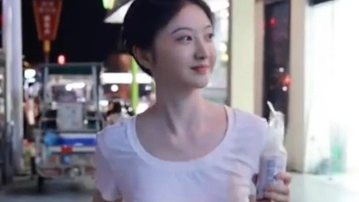 景甜剪了短发后无人能及，白T也能穿出女人味，人间水蜜桃不白叫