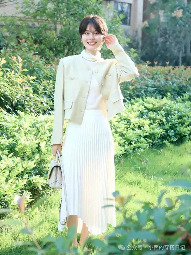 被这个短发女人惊艳了,穿衣极简有气质,再过十年也不过时