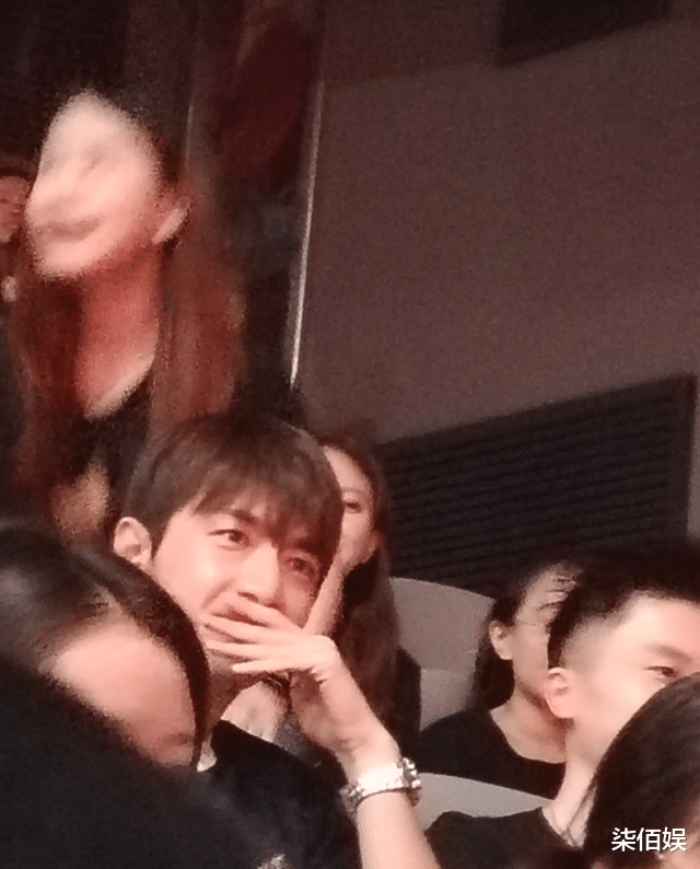 林更新现身上戏开学典礼,被校友肆无忌惮拍摄,表情又乖又无奈