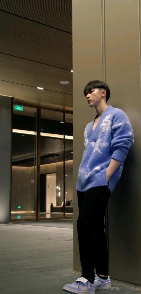 张逸杰新晋男演员,身上散发青春活力满满的气息,自带贵族气质。