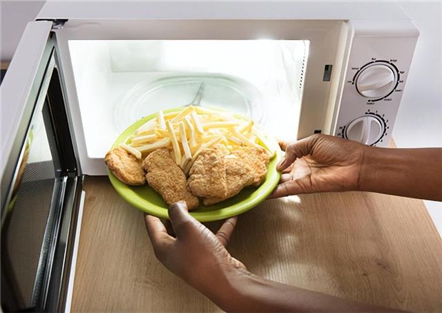 微波炉为什么会“跌下神坛”，渐渐被冷落了？内行人道出4点原因