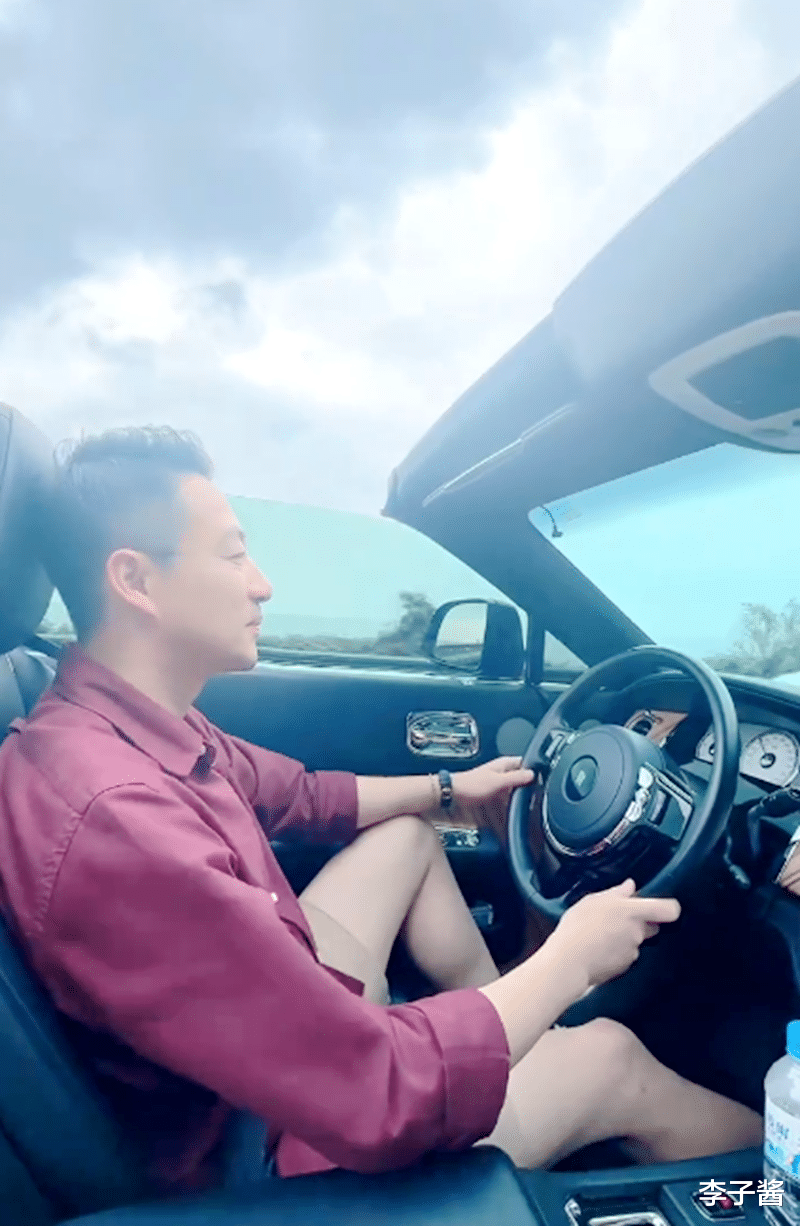 要气大s吗？汪小菲开豪车出镜，还带未婚妻海边兜风心情大好