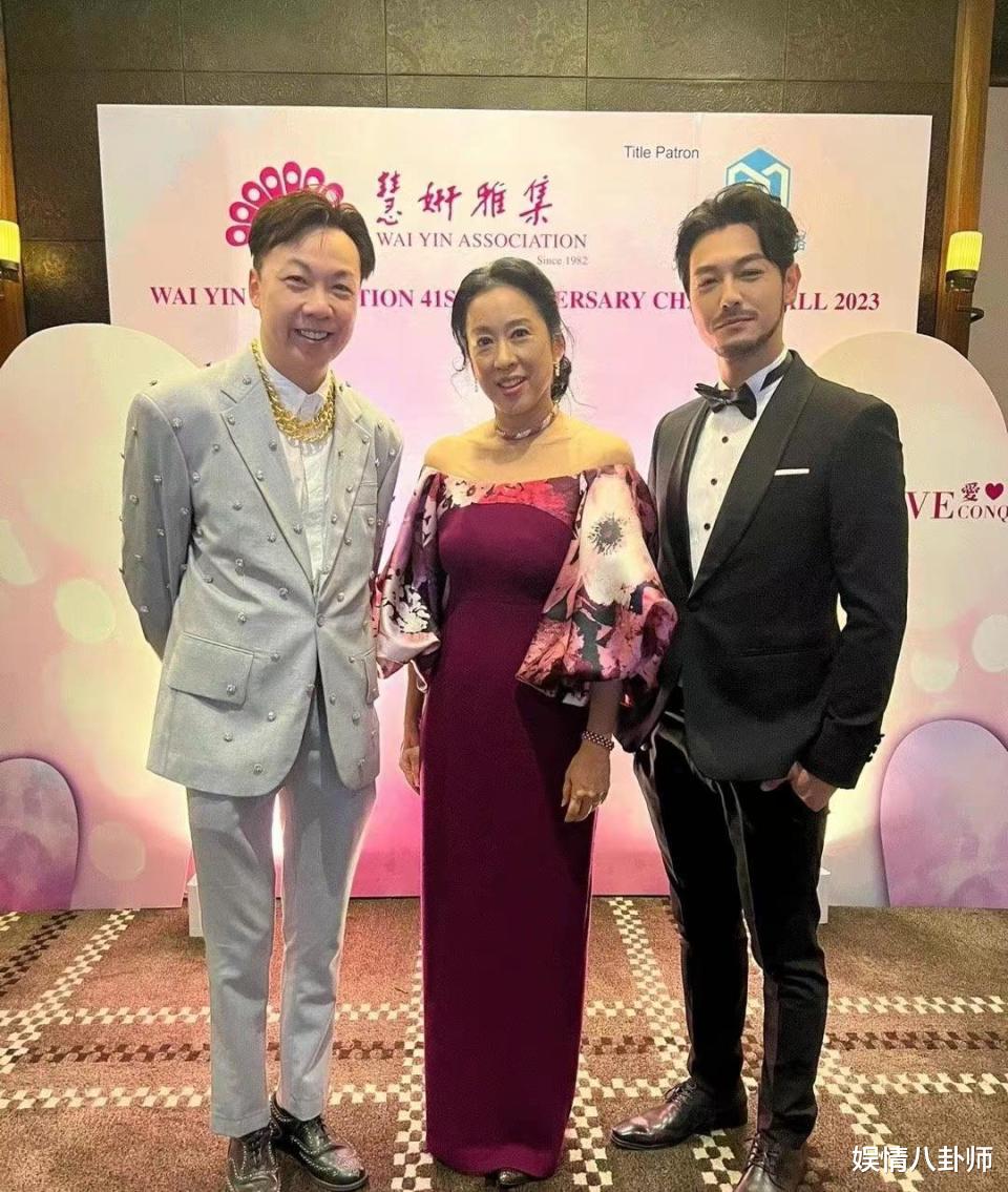 66岁朱玲玲和40岁儿子霍启山同框，朱玲玲魅力四射，霍启山帅气俊朗