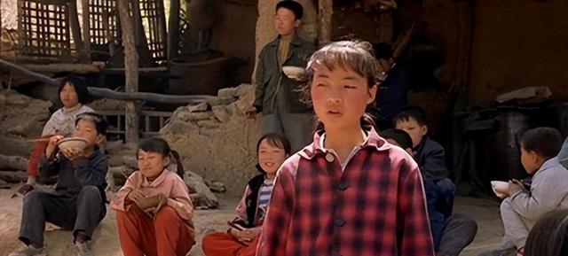 从农村喂猪女,到被张艺谋劝退的“最丑谋女郎”,22年后她咋样了