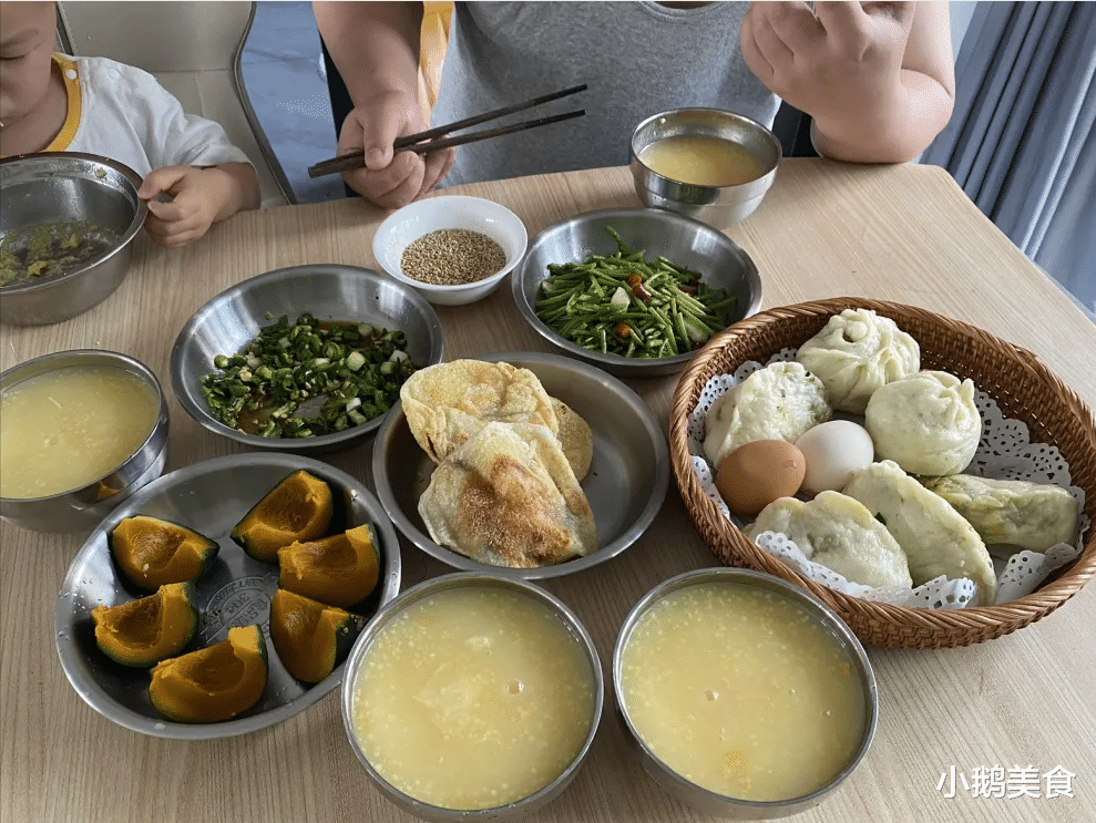 河南媳妇晒婆婆做的早餐,朋友圈火了,网友:像狗食盆,食欲全无