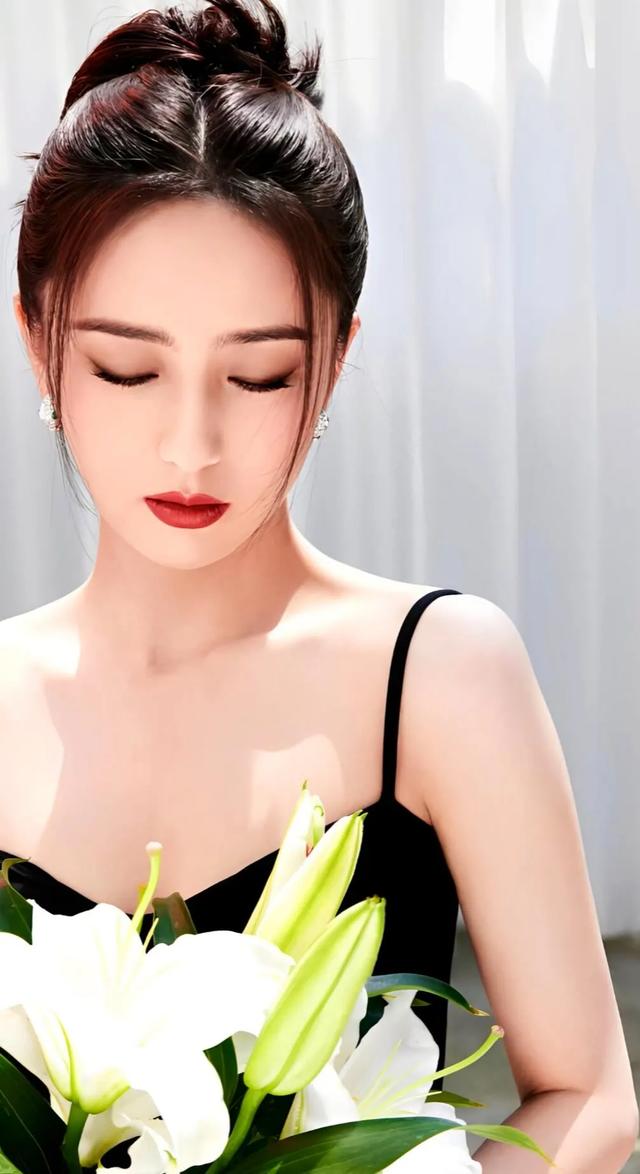 佟丽娅,眼眸明亮如星,闪烁着智慧与温柔的光芒。