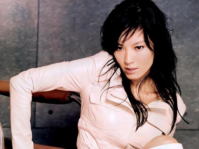 她是娱乐圈“最渣”的女演员，无缝衔接17个男人，49岁仍身材火辣