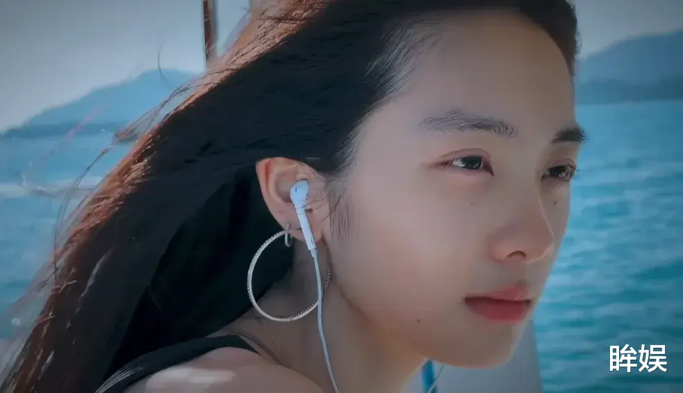 黄磊大女儿减肥后更美了，18岁多多瘦出直角肩线条分明