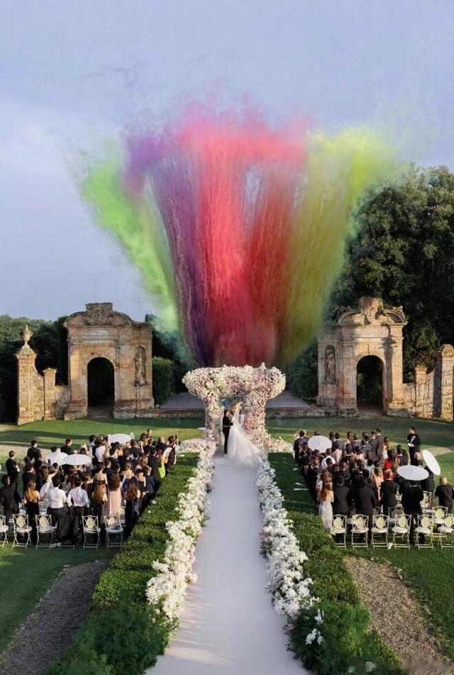 吴千语晒意大利婚礼现场照！与施伯雄在彩虹烟雾下接吻，浪漫至极