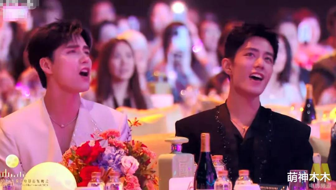 湾区晚会收视率破2!明星集体真唱上阵,台下氛围松弛肖战受热捧