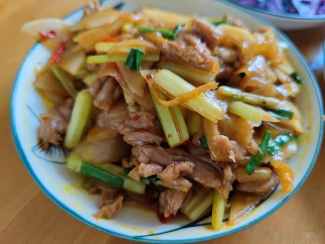 爸爸给高考女儿做的饭,妈妈给女儿的做饭,网友:没对比就没伤害