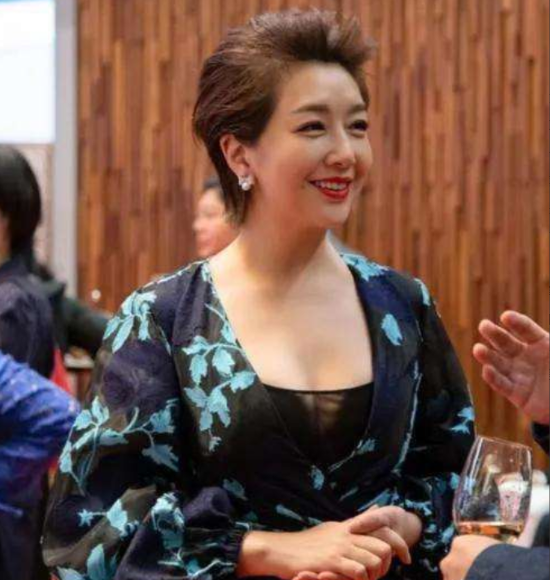 江珊被称为中年男人的收割机,不只是靠长相,还靠她的身材比例!