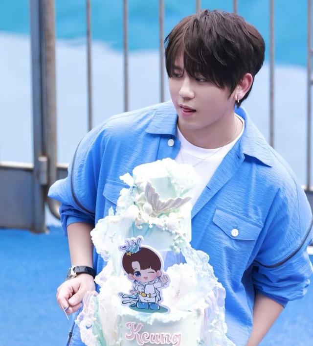 香港顶流姜涛25岁庆生“占领”铜锣湾,人山人海,排场远超刘德华