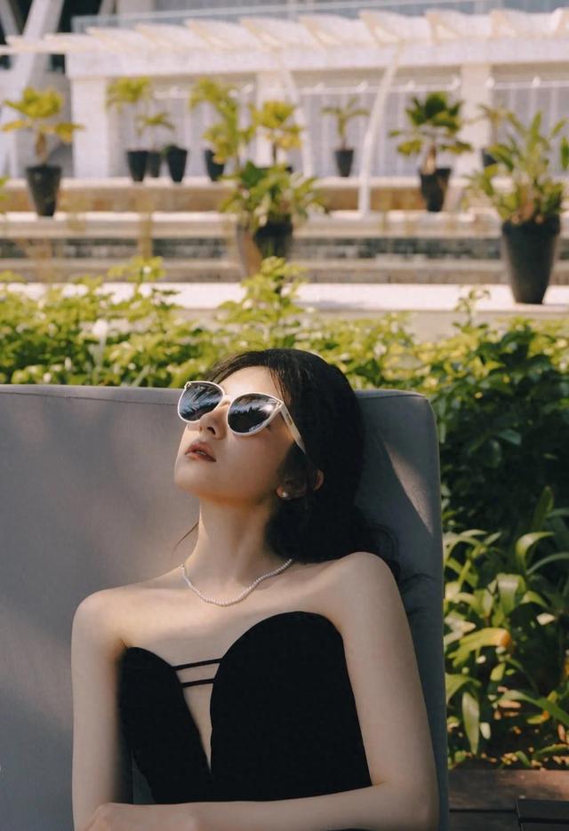 李兰迪“跑步”进入夏天！穿一席黑色丝绒礼服搭白裙，公主驾到啦