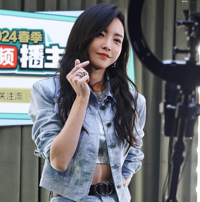 于文文首谈原生家庭落泪:和父母缘分尽了,10年互相不联系不打扰