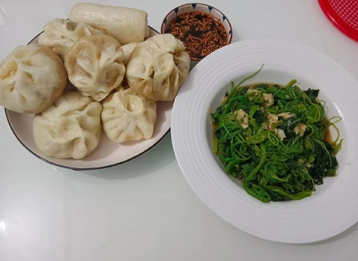 一口小笼包，满满鲜香绕。
