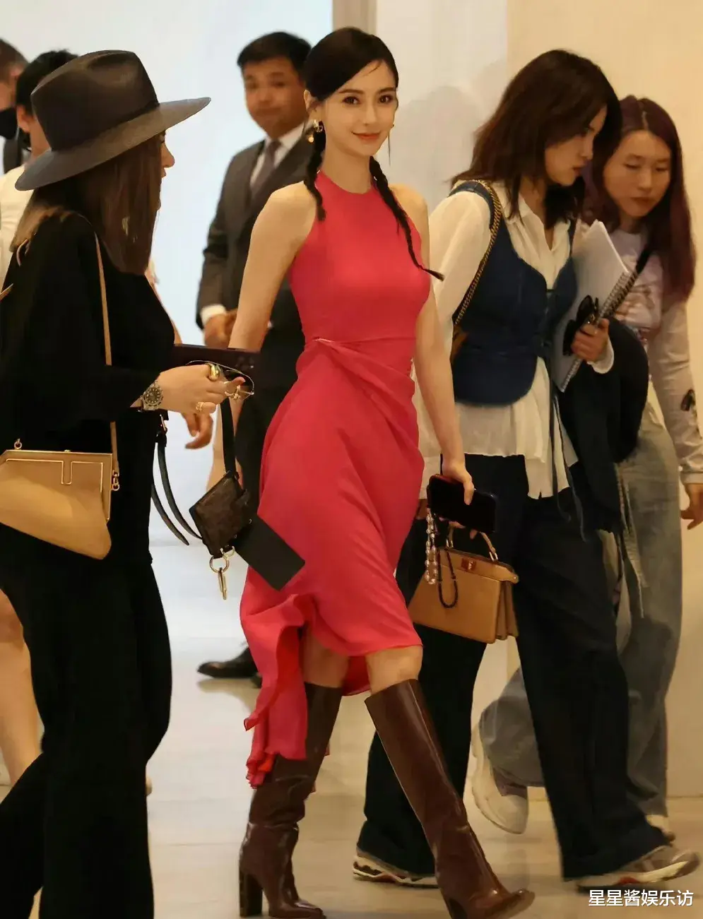 35岁杨颖离婚后赢麻了，穿露背裙光芒四射，和叶珂差别一目了然！