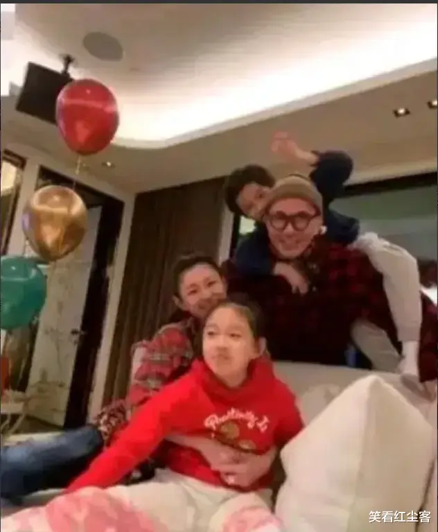 大S终于出山了！亲子游现身！双马尾造型惊现，千元短袖引发热议