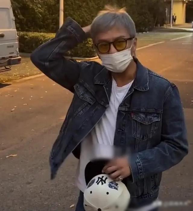 45岁邓超看儿子打球被偶遇，胡子花白显沧桑，知情人曝白发原因