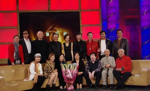 倚老卖老、骗粉作秀，与冯巩相比，这3位实在不配称“老艺术家”