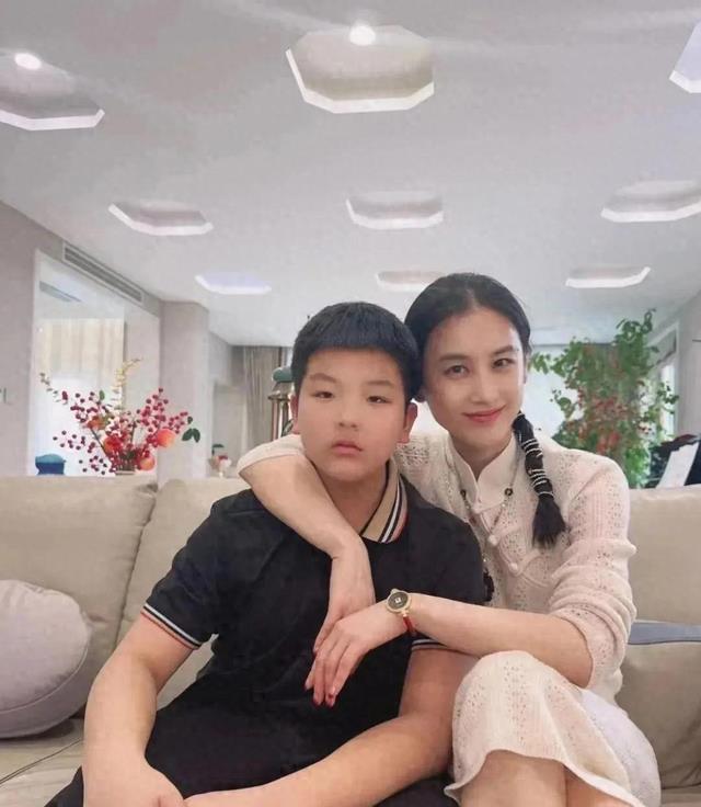 黄圣依、杨子的5万平豪宅，整个空间金碧辉煌，网友：壕是真壕…