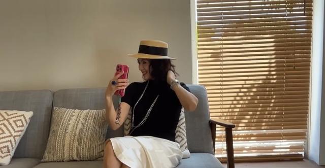 章子怡要给醒醒烫卷发,她的高抬腿做的真漂亮,她笑的很大声!