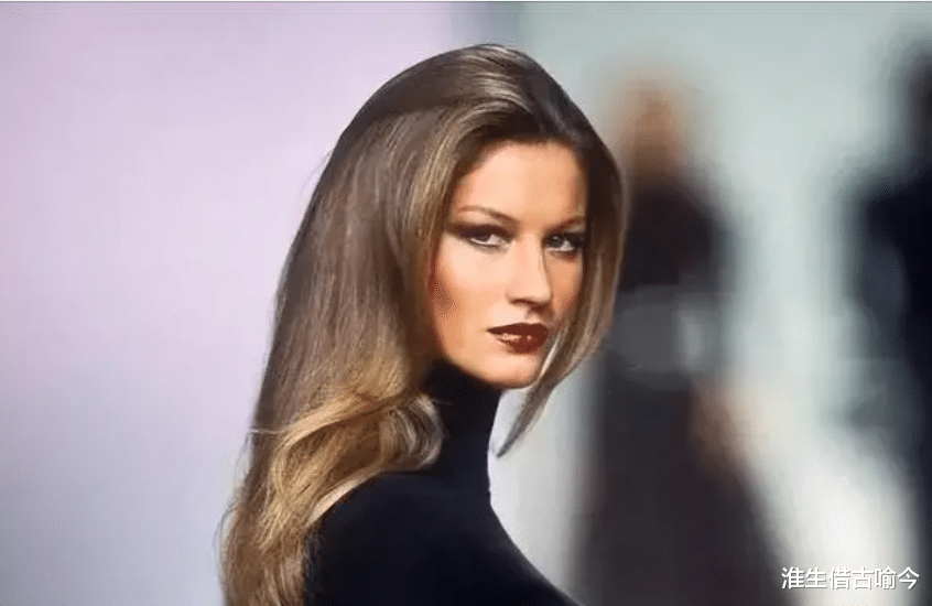 44岁吉娘娘怀上三胎,穿露腰装秀孕肚像少女,小9岁男友一脸胡茬