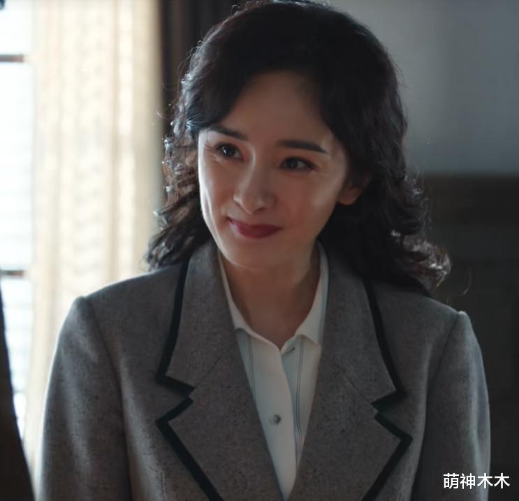 杨幂新剧彻底跑偏了!宣传特务女主穿搭时髦,收视排名都下跌了