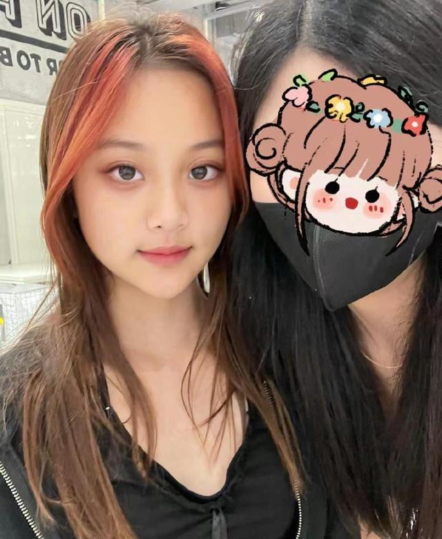 李小璐女儿太成熟,11岁肤白貌美染红发,五官堪称翻版李小璐