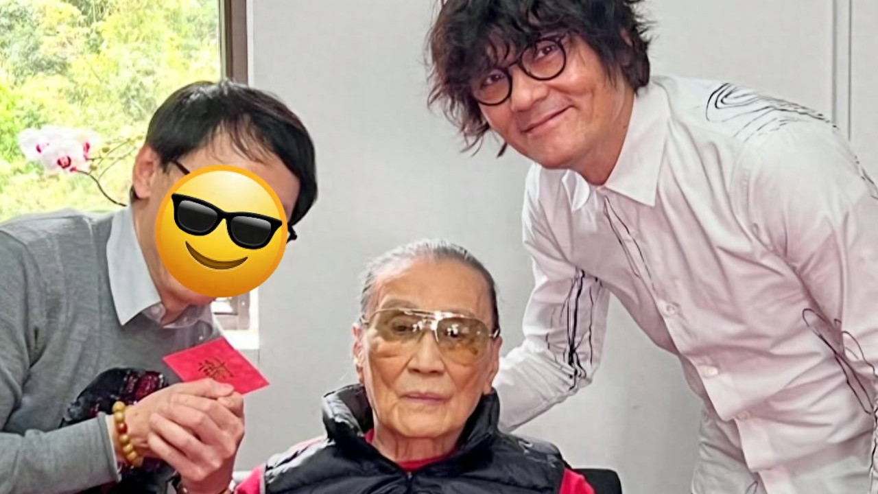 林家栋过年登门给谢贤拜年，88岁谢贤一脸严肃，穿红衣还发了红包