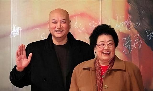 57岁女演员包养20岁小鲜肉,公开秀恩爱,以妈咪儿子互称！