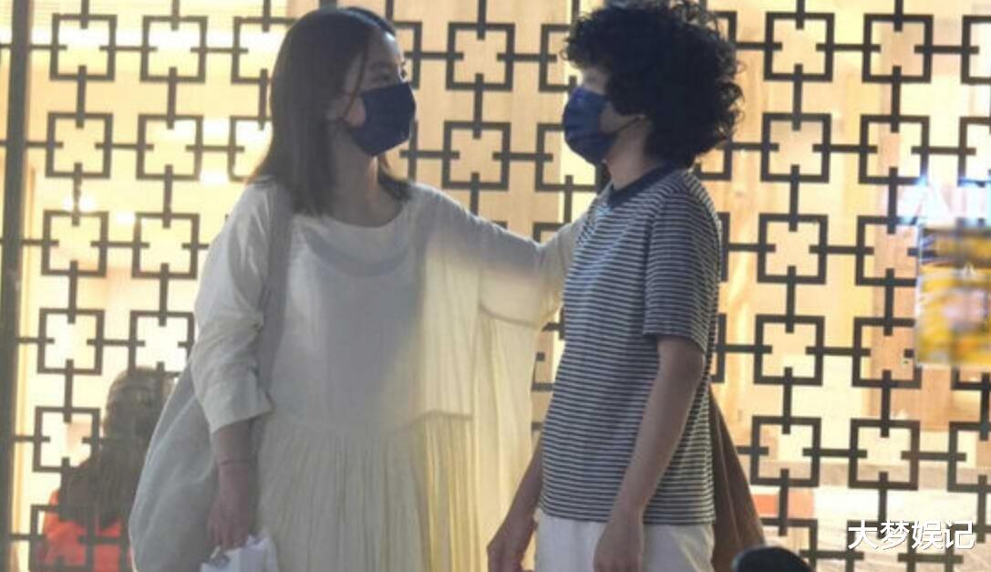 直击田馥甄、短发女私约外出！站路边“肩摸到胸口”一起回香闺全被拍