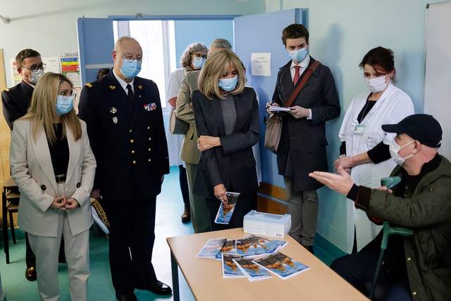 布丽吉特又把头发放下来了？一身西服套装亮相，还是国宴造型嫩