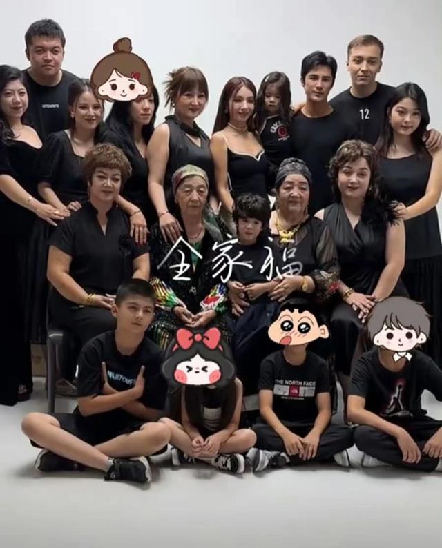 麦迪娜全家福曝光,麦妈妈全身黄金好奢华,和小外孙女长得特别像