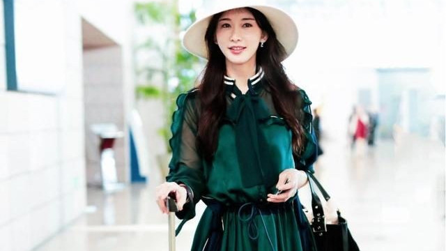 林志玲带火了一种贵妇穿法：衬衫+半身裙+小白鞋，日本媳妇真优雅