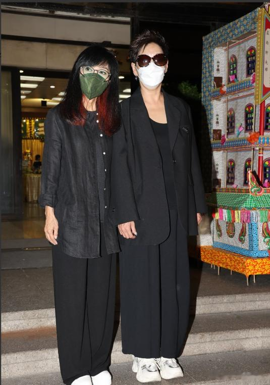 58岁港星吃席打包剩酒，呆滞摇酒瓶确认令人心酸，网友叹晚年凄凉