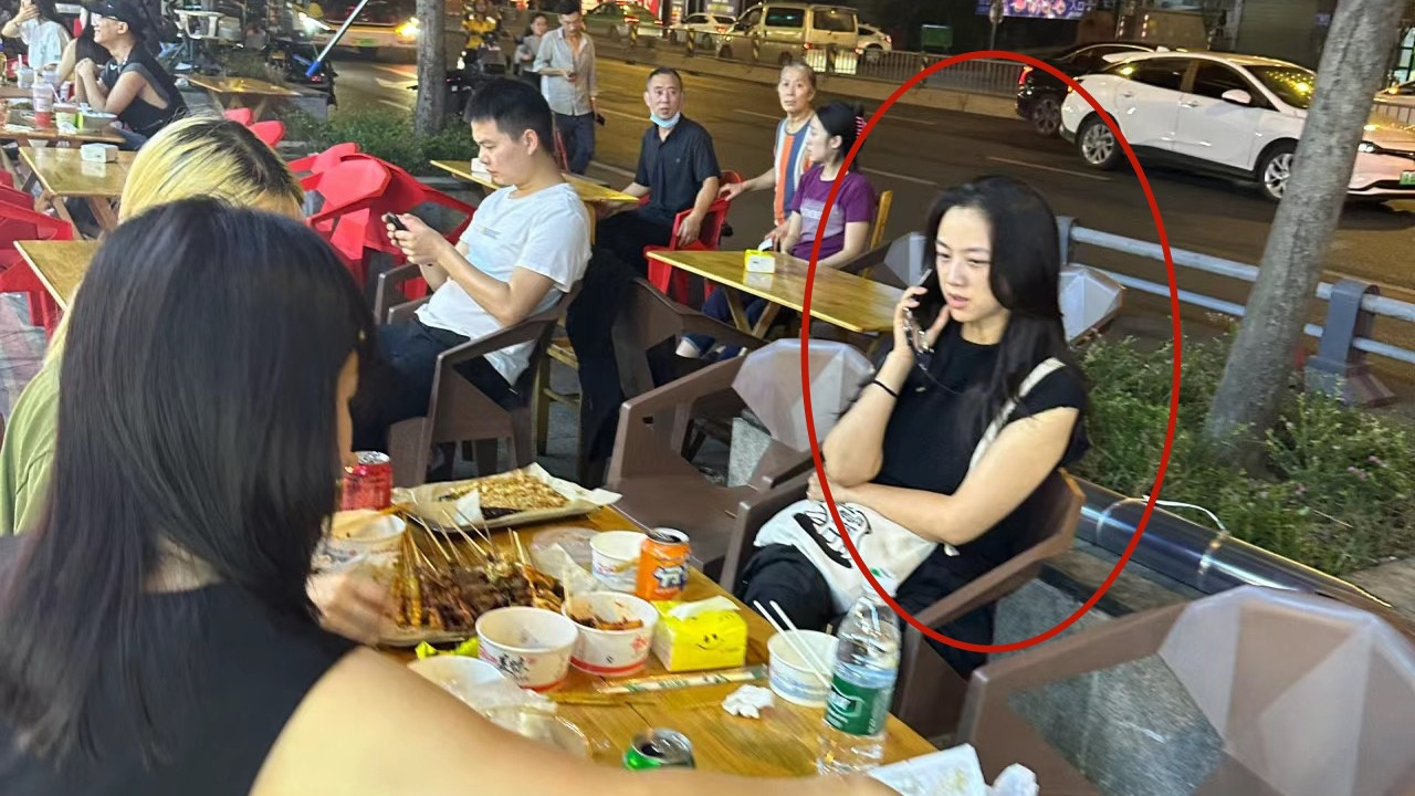 汤唯闪现成都吃路边摊！真实素颜被赞有气质，背廉价包桌面显凌乱